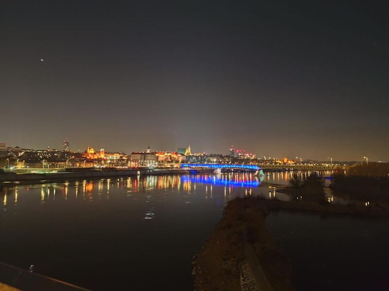 Panorama Warszawy nocą znad Wisły